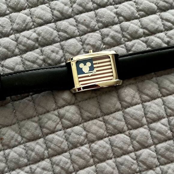 Disney Vintage Mickey Mouse USA Flag Watch - Working! New Battery 12/11/24 EUC - Picture 2 of 7